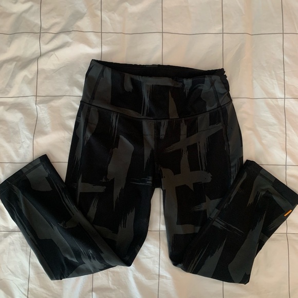 Lucy Performance Capri Leggings Bundle, 6 pairs. Size Med. Excellent condition!! - Picture 2 of 7